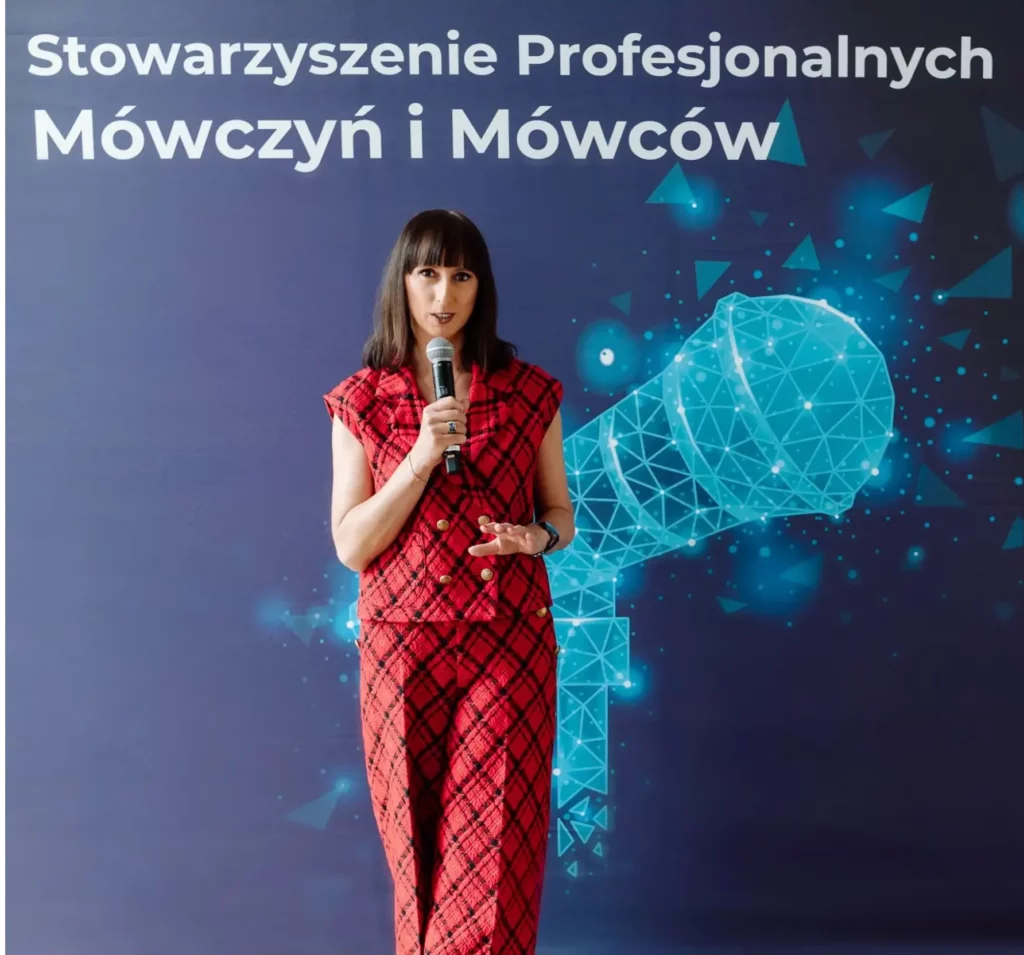 Biznesowy coach prowadzący motywujące przemówienie na konferencji dla liderów firm.