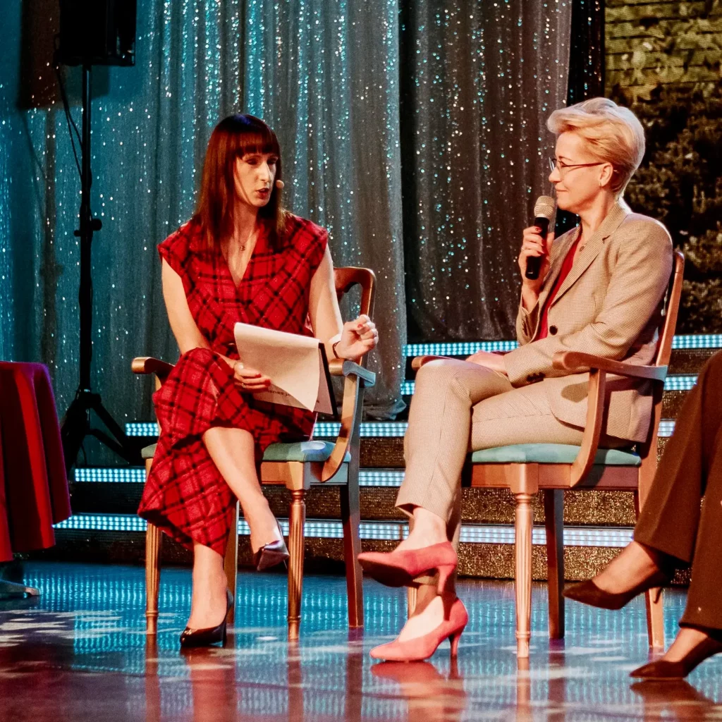 Magdalena Radomska uczy technik prowadzenia profesjonalnego wywiadu i kontroli nad transmisją na żywo.